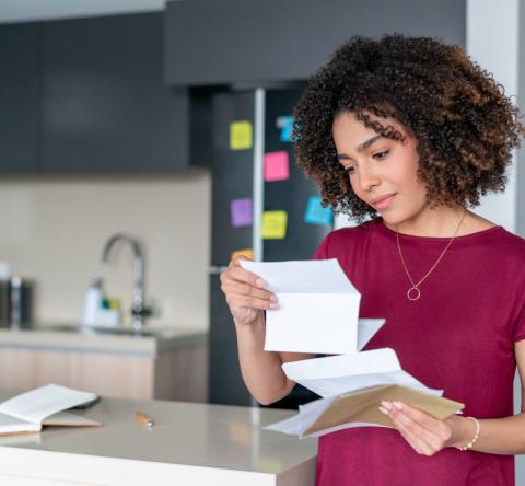 En cas de vente à un nouveau bailleur, les coordonnées de ce dernier doivent être transmises à la personne occupant le bien. © Hispanolistic – Getty Images