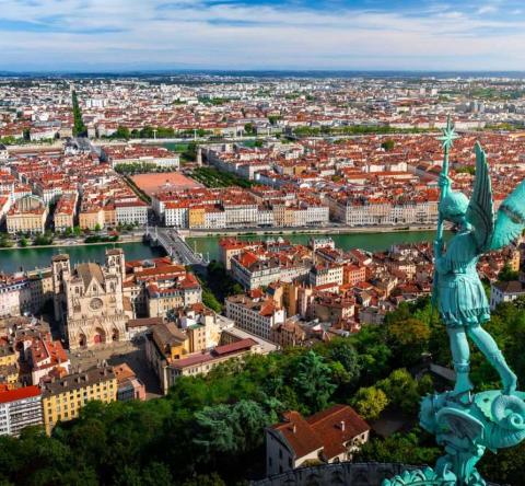 Lyon affiche un marché à contre-courant, avec des prix en baisse de 5,8 % alors que le reste de la France enregistre une hausse des prix de 1 %. © Gregory_DUBUS - Getty images