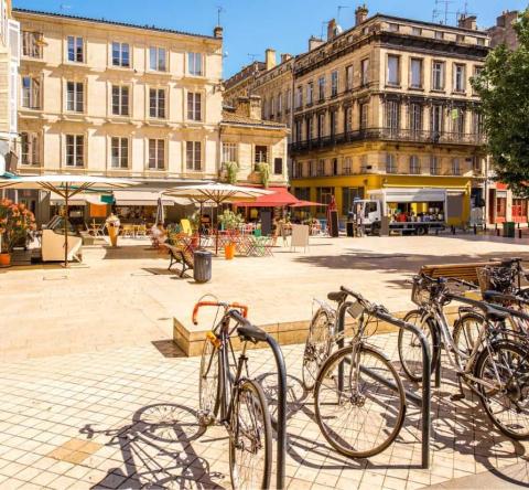 Entre son dynamisme économique, son patrimoine culturel et son cadre de vie agréable, Bordeaux a de quoi séduire.. © RossHelen - Getty images