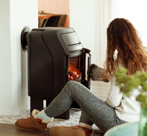 Pourquoi MaPrimeRénov' baisse pour le chauffage à bois ?