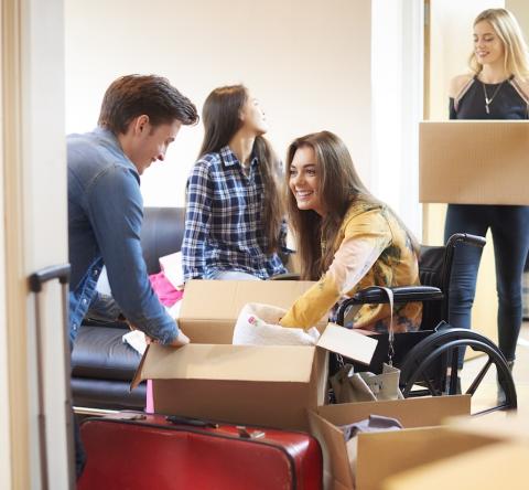 Groupe de jeunes étudiants emménageant en colocation dans un nouvel appartement