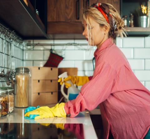 Le nettoyage de printemps est une tradition qui permet de faire place nette, d’assainir son logement et de repartir sur de bonnes bases. © zamrznutitonovi - Getty images
