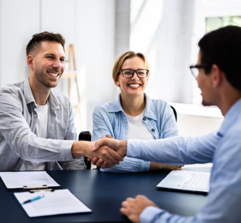 Assurance emprunteur : le courtier peut vous aider à dénicher la meilleure offre. © AndreyPopov – Getty Images