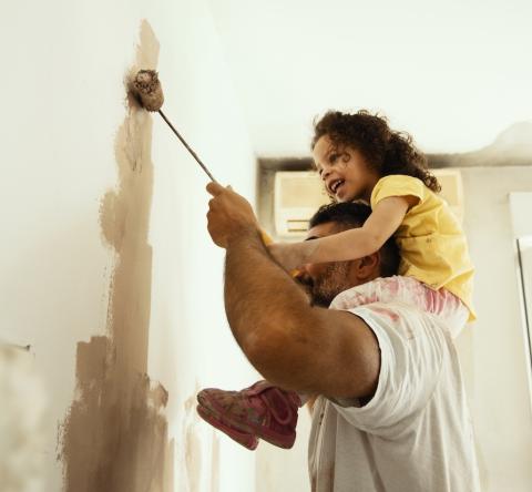 Famille qui repeint leur intérieur avec une peinture écologique