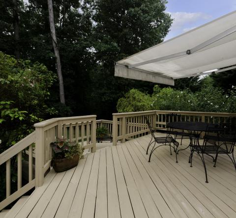 Installer un store banne pour se protéger du soleil