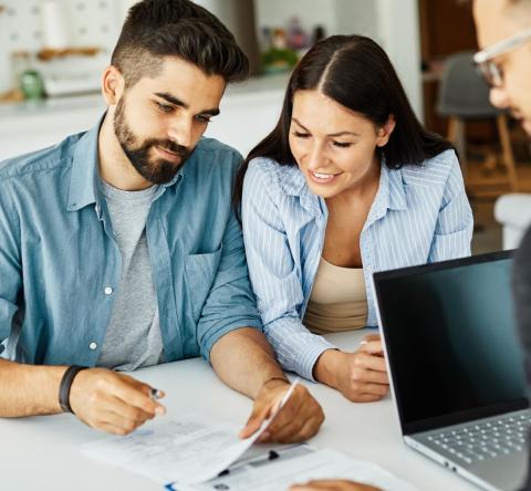 Remboursement par anticipation partiel ou total d’un prêt à taux fixe : quel intérêt pour l’emprunteur en 2025 ? © Paperkites – Getty Images