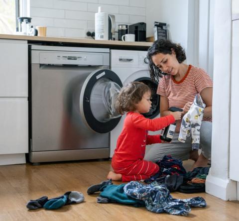 Aménager un coin buanderie dans sa cuisine permet de regrouper les appareils électroménagers et d’optimiser les mètres carrés disponibles, surtout dans les petits logements. © Fly View Productions - Getty images