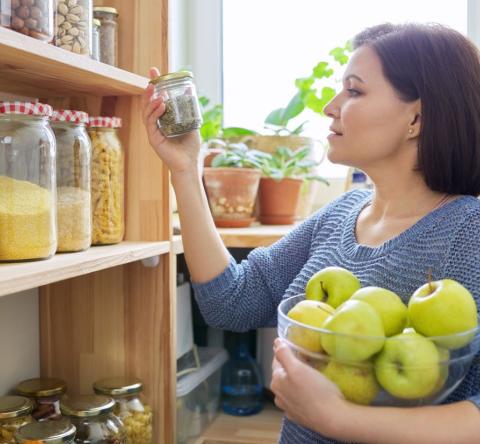 Femme choisissant des épices dans un garde-manger