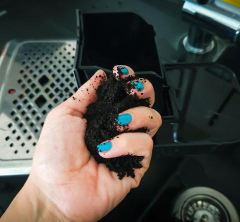 Écologique, économique et 100 % naturel, le marc du café possède des propriétés absorbantes et désodorisantes idéales pour assainir l’air et limiter l’humidité dans certaines pièces. © idil toffolo - Getty images