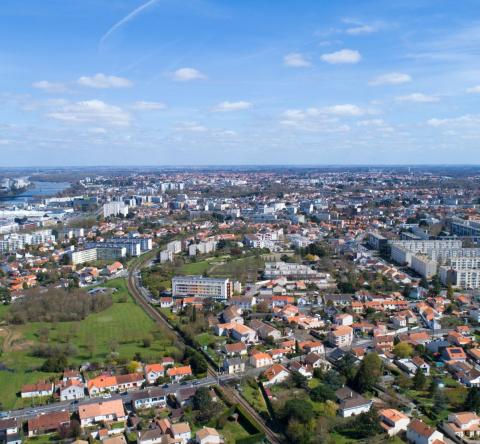 Au Sud de la Loire, Rezé est l’une des villes proches de Nantes les plus dynamiques. © Altitude Drone - Getty Images