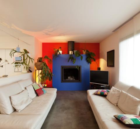 Salon avec des couleurs peps par petites touches. 