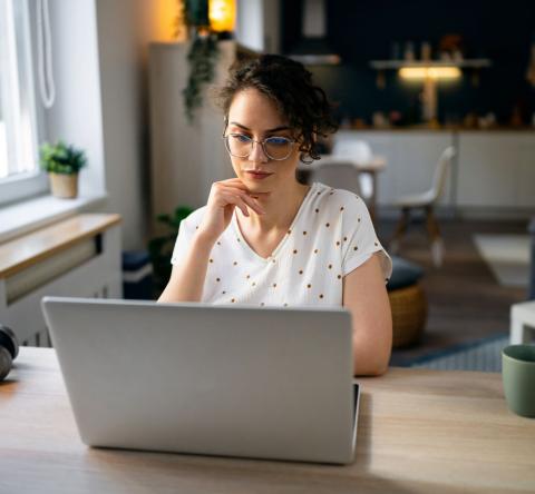 Femme recherche sur internet des infos sur le changement serrure pour savoir s'il revient au locataire ou au propriétaire