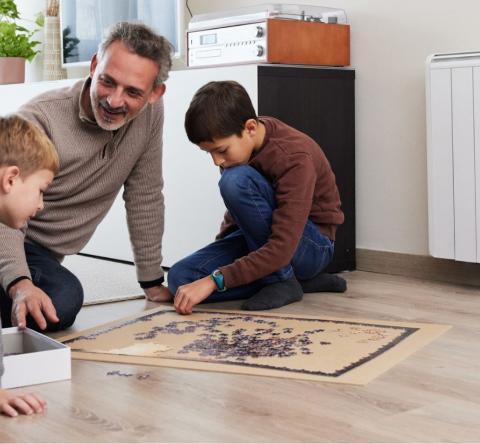 Une atmosphère trop sèche n’est pas seulement inconfortable : elle peut aussi affecter votre santé, fragiliser votre système respiratoire et même endommager votre logement. © Tempura - Getty images