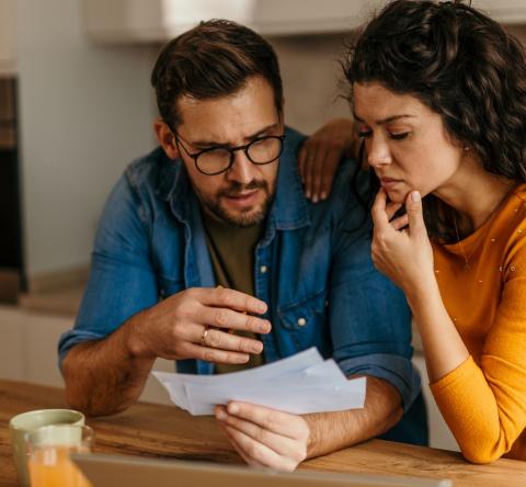 Un couple découvre inquiet le contenu d'un courrier recommandé dans sa cuisine
