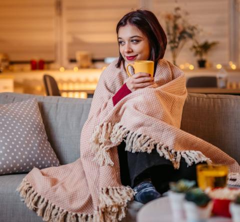 Sans avoir à tout refaire, il suffit parfois de quelques objets bien choisis pour créer une ambiance cocooning et réconfortante. © urbazon - Getty images