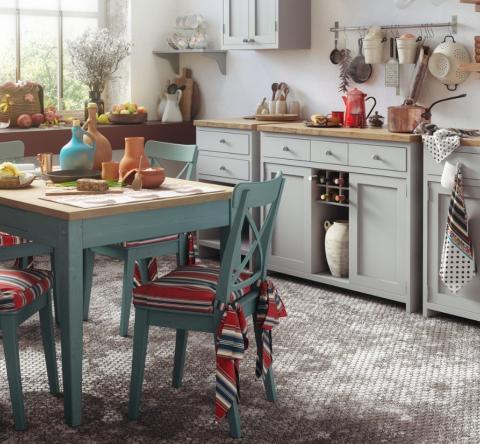 Avec quelques astuces simples et des idées inspirées des tendances déco, votre meuble rustique peut devenir la pièce maîtresse d’un intérieur à la fois chaleureux et moderne. © Bulgac - Getty images