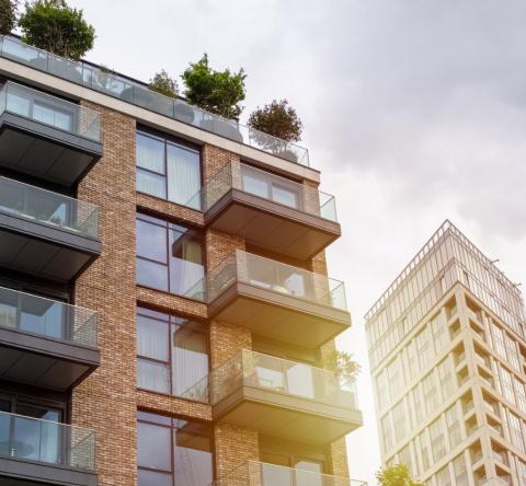 Même sans pouvoir changer la chaudière de l’immeuble ou la programmation centrale, il existe de nombreuses solutions efficaces pour alléger votre facture. © Angel Santana Garcia - Getty images