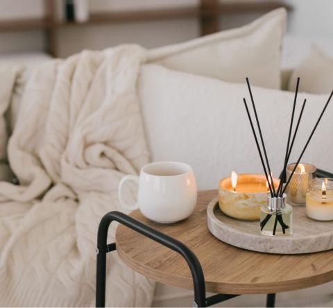 Que vous viviez dans un studio ou une grande maison, certaines solutions simples permettent d’assainir l’air, parfumer délicatement les pièces et maintenir une sensation de fraîcheur durable. Polina Lebed © - Getty images