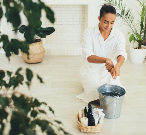 Depuis quelques années, les alternatives naturelles comme le vinaigre blanc, le bicarbonate de soude, le savon noir ou encore l’acide citrique sont revenues sur le devant de la scène. © Polina Lebed - Getty images