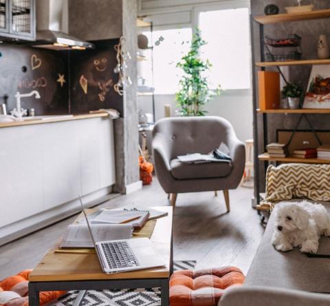 Avec un peu d’astuce, chaque mètre carré peut devenir utile, agréable et modulable selon les besoins du quotidien. © mixetto - Getty images