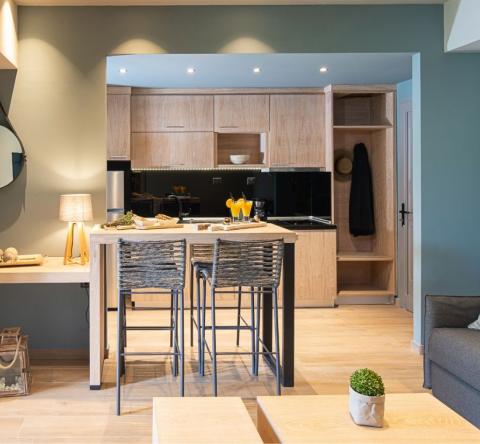 Aménager un logement de 20 à 30 m² pousse souvent à être plus créatif, plus ingénieux et plus sélectif dans le choix des meubles et des objets du quotidien. © George Tsamakdas - Getty images