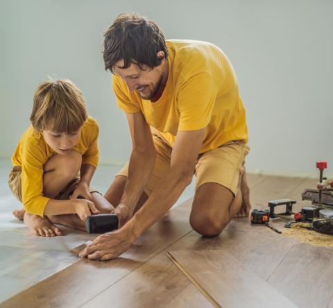 Pour ceux qui rêvent d’un sol à l’aspect bois mais qui souhaitent éviter la pose fastidieuse d’un parquet massif, le stratifié clipsable est une option redoutablement efficace. © galitskaya - Getty images