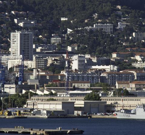 Vue depuis la mer sur la ville de Toulon dans le Var