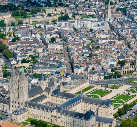 Vue aérienne de la ville de Caen, en Normandie