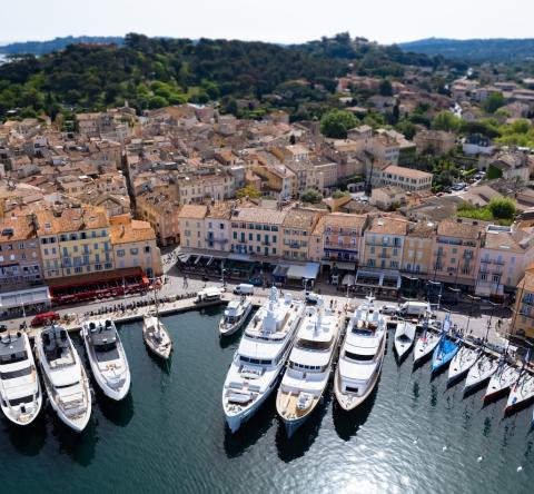 Vue aérienne sur le port de Saint-Tropez et ses yachts