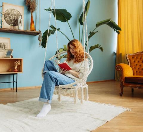 Choisir de vivre seul est une expérience qui concerne de nombreuses personnes, que ce soit par envie d’indépendance, de tranquillité ou simplement parce que leurs projets de vie les y conduisent. © Nazar Rybak  - Getty images