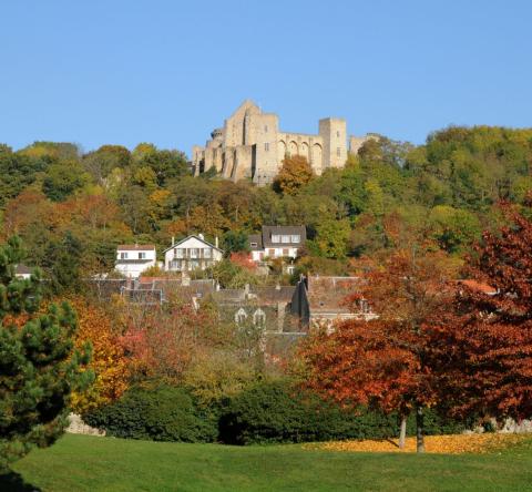 Chevreuse conserve une âme médiévale avec ses ruelles pavées, ses passerelles sur l’Yvette et son château de la Madeleine. © Getty Images