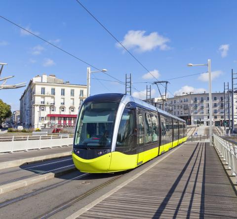 Tram jaune traversant les rues de Brest