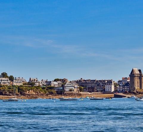 Vue depuis la mer sur la plage St Pere et la Tour Solidor