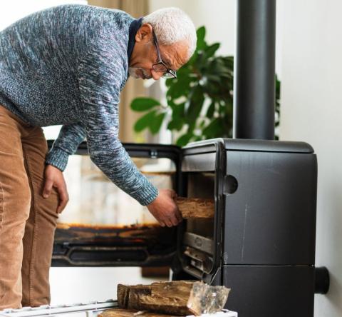 Il est important de tenir compte de plusieurs paramètres pour déterminer la quantité de bois de chauffage nécessaire pour la saison hivernale. © AzmanJaka - Getty images