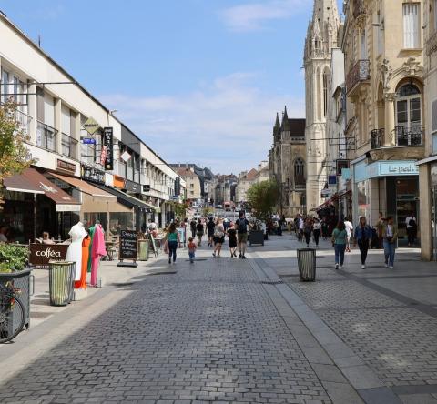 Caen quartier Demi Lune rue commerçante