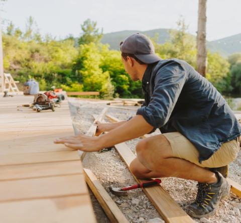 Un homme réalise les travaux de construction de sa terrasse
