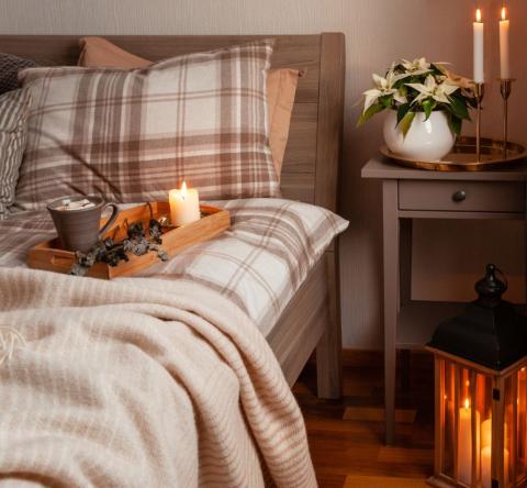 Quelques éléments simples permettent de proposer en Airbnb un logement cosy durant la saison hivernale. © OlgaMiltsova - Getty images