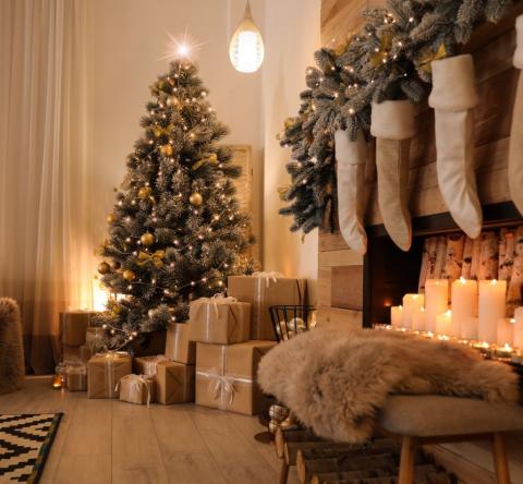 Si les fêtes de fin d'années riment avec décorations, il est important de rester vigilant afin de garantir la sécurité des installations. © Evelyn Mccarthy - Getty images