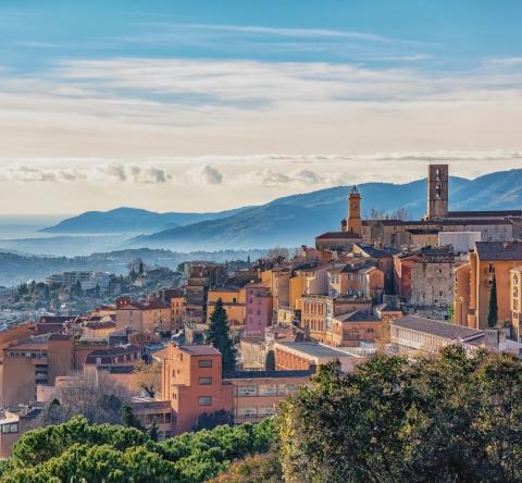 Entre terre et montagne, Grasse offre un cadre de vie idyllique pour les actifs. © StockByM – Getty Images