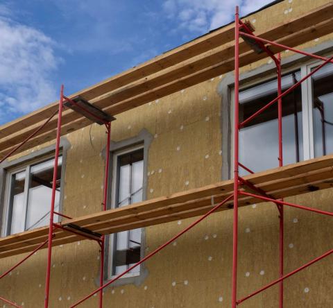 Isolation logement : guide complet des travaux, prix et aides pour bien isoler. © sergei scherbak - Getty Images.