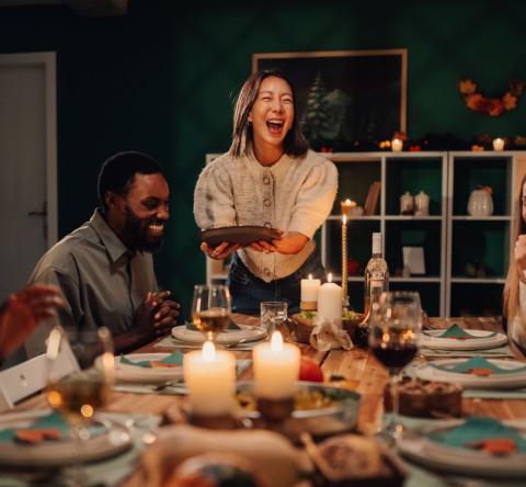 Les équipements associés aux repas renforcent l'atmosphère chaleureuse de la location de vacances. © zamrznutitonovi - Getty images