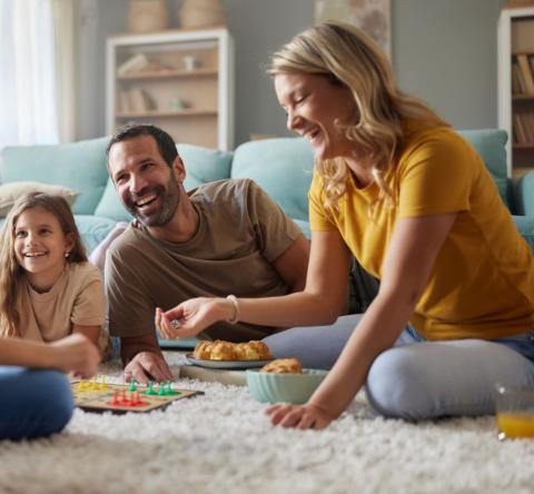 Engager une détox digitale chez soi permet de retrouver des moments de qualité en famille. © skynesher - Getty images