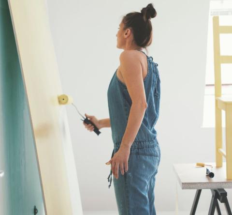 Il est possible de repeindre un meuble en mélaminé en respectant quelques règles. © fotostorm - Getty images