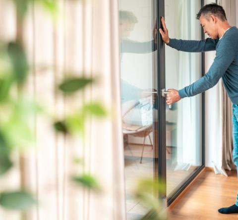 Plusieurs solutions existent pour faire cesser les grincements d'une porte. © AzmanL - Getty images