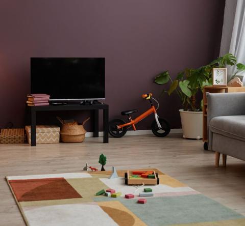 Mettre l'accent sur un mur avec une couleur permet de donner de la profondeur et du volume à la pièce.. © SeventyFour - Getty images