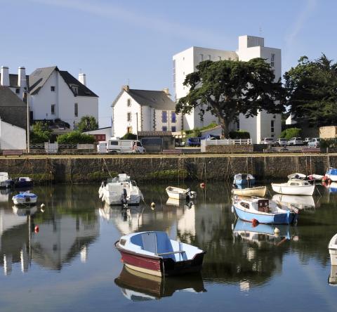 Vue sur le port de la petite ville de Carnac, dans le Morbihan