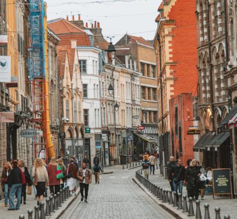 Rue de la Monnaie Scène avec rue pavée historique avec architecture flamande à Lille, France
