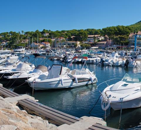 Vue sur le port de Saint-Cyr-sur-Mer dans le Var