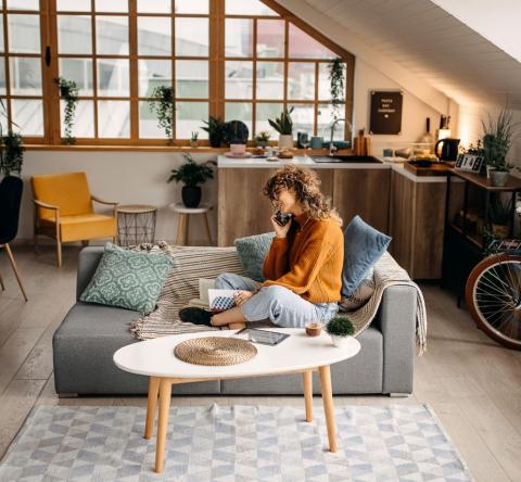 Certaines astuces permettent de conserver un budget logement maîtrisé. © Pekic - Getty images