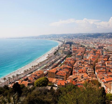 en s’éloignant légèrement du centre niçois, les prix au mètre carré chutent parfois de 20 à 30 %, selon les communes.© Getty Images